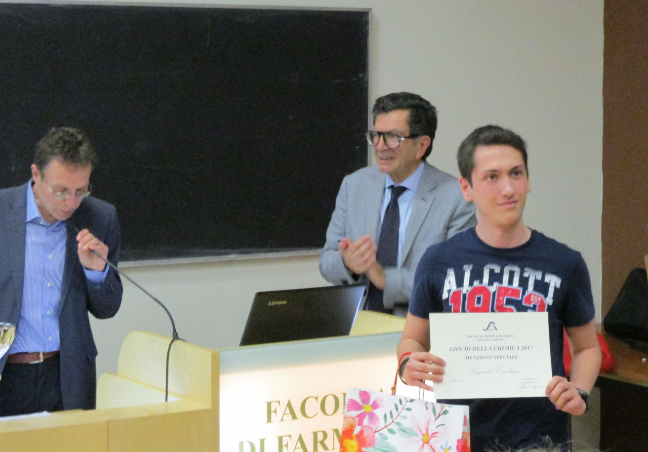 Premiazione dell'alunno Pasquale Ercolano classe VB quarto classificato alle Regionali dei Giochi della Chimica a.s. 2016/17